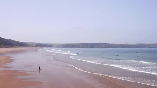 Wschodzący Aerial Shot Waves Surfers Plaży North Devon — Wideo stockowe