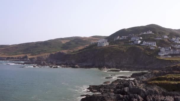 Vuelo Aéreo Rocky Beach North Devon Con Casas Clifftop Segundo — Vídeo de stock