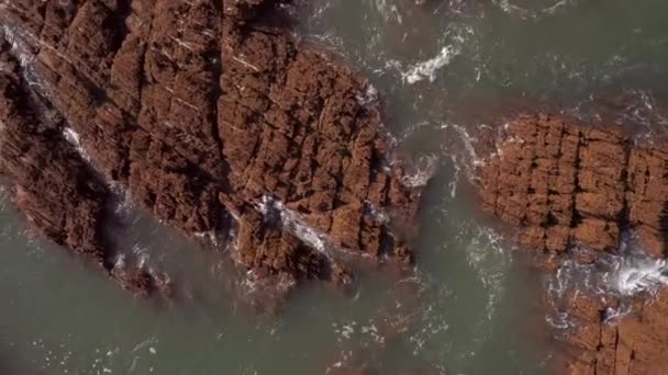 Crescente Colpo Aereo Onde Che Schiantano Contro Rocce Arenaria Dalla — Video Stock