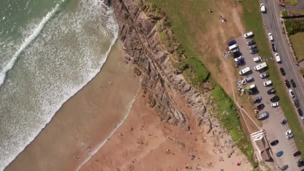 ゴールデンビーチ ロッキー海岸線の空中フライオーバー — ストック動画