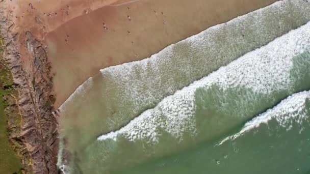 Birds Eye View Waves Crashing Golden Sandy Beach Verão — Vídeo de Stock