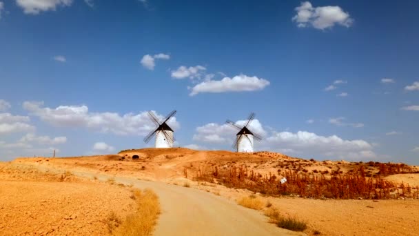 超高速移動雲マドリードの古い風車ラ マンチャ城トレド マドリード郊外の素晴らしいBロール伝統的なスペインの風車 — ストック動画