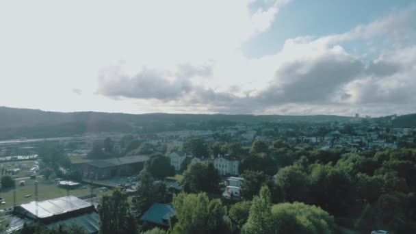 Cinema Kijkt Naar Stad Bij Zonsondergang Bleu Hemel Grote Wolken — Stockvideo