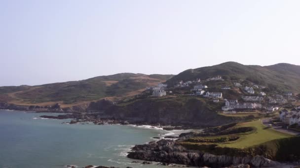 Luchtfoto Van Rocky Beach North Devon Met Een Auto Die — Stockvideo