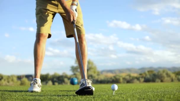 Feche Foto Alguém Dirigindo Uma Bola Golfe Fora Tee Pessoa — Vídeo de Stock