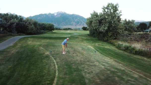 Drone Tiro Volar Sobre Golfista Una Caja Tee Que Balancea — Vídeos de Stock