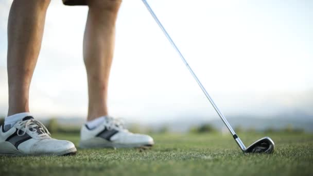 Slow Motion Niederwinkelschlag Eines Golfspielers Der Mit Seinem Pitching Wedge — Stockvideo