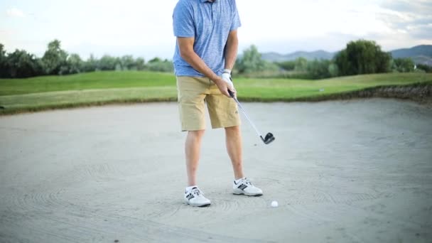 Samec Golfu Který Chystá Odpálit Míček Písečné Pasti Zelenou Golfista — Stock video