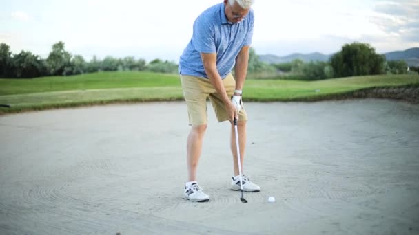 Cinematic Slow Motion Skott Golfare Som Träffar Golfbollen Sanden Fällan — Stockvideo