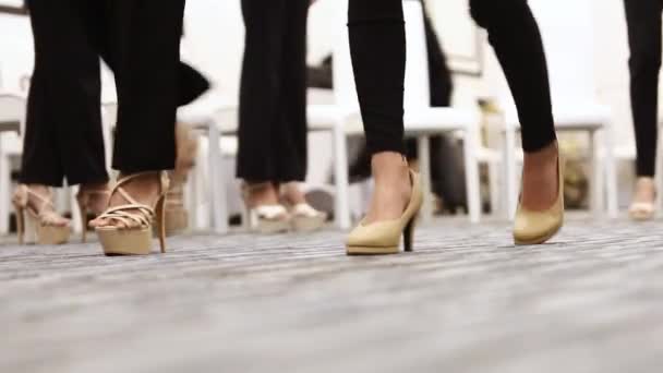 Gruppo Donne Pratica Sfilata Moda Camminare Come Modello Con Allenatore — Video Stock