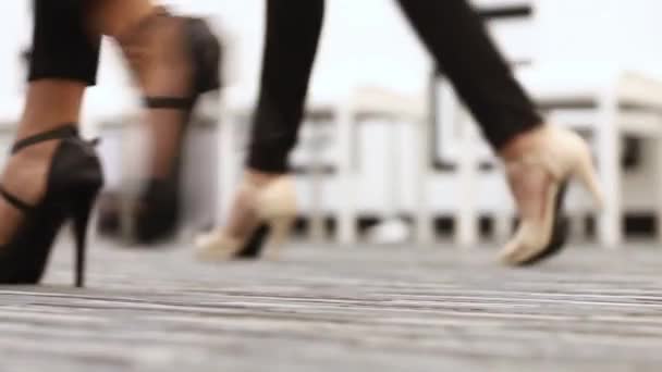 Gruppo Donne Pratica Sfilata Moda Camminare Come Modello Con Allenatore — Video Stock