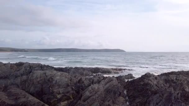 Panning Atlantic Ocean Reveal Rocky Shoreline Sandy Beach — Stock Video