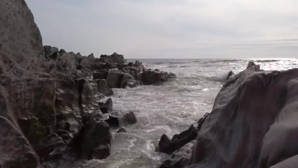 Hullámok Törnek Keskeny Rés Rocky Beach Naplementekor — Stock videók