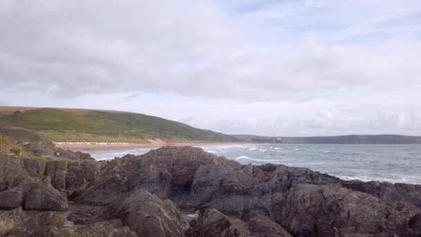 Grey Rocks Sandy Beach Background Fading Out Blue Sky — Stock Video