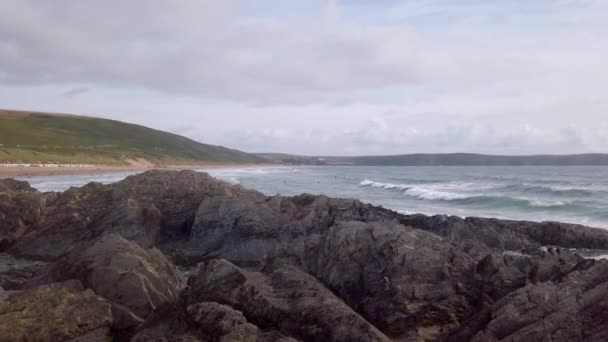 Panning Bort Från Sandy Beach Rocky Shore Till Atlanten — Stockvideo