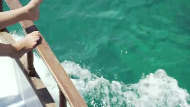 Kadının Ayakları Kayığın Raylarında Kristal Berrak Suyla Denizde Geziyor — Stok video
