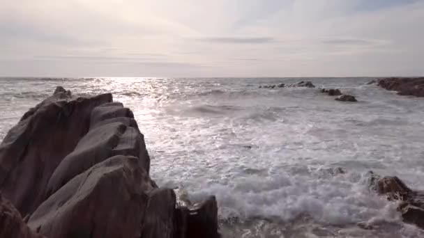 夏の夜に岩の入り江に打ち寄せる波 — ストック動画