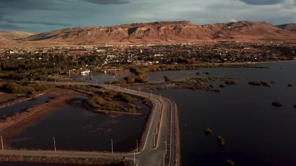 Drone Skott Calafate Argentina Slutet Dagen Förflyttning Drönare Och Bilar — Stockvideo