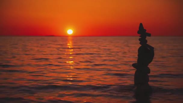太陽はクロアチアの地中海の海辺のビーチで水平線上に位置しています 水は優しくそして継続的に動いています — ストック動画