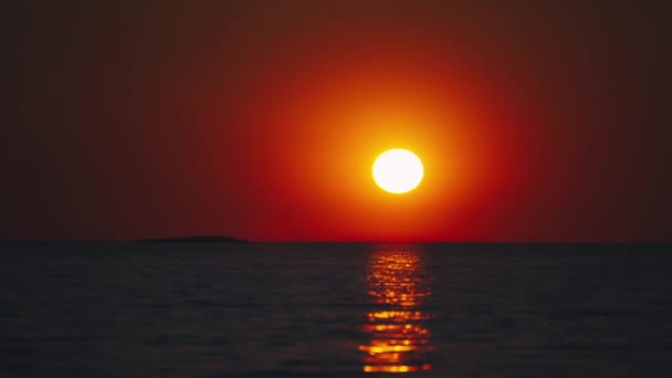 在克罗地亚地中海海滨的一个海滩上 夕阳西下 水在缓慢而持续地流动着 — 图库视频影像