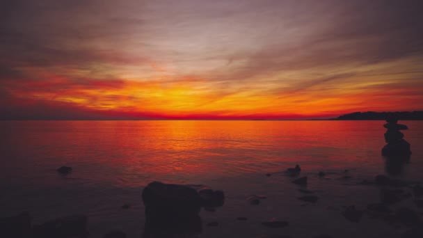 在克罗地亚地中海海滨的一个海滩上 一幅有太阳的电影正在地平线上落下 水在缓慢而持续地流动着 — 图库视频影像