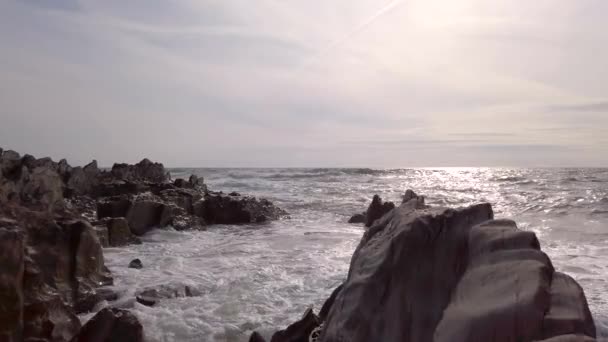 Vågor Bryter Klippig Strand Vid Solnedgången Slow Motion — Stockvideo