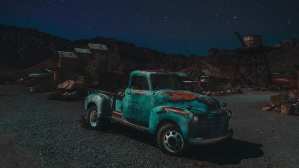 Egy Régi Vintage Amerikai Pickup Teherautó Áll Sivatagban Nevada Csillagok — Stock videók