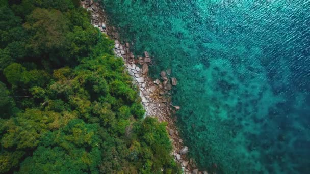 从上面可以看到东南亚美丽的偏远岛屿 马来西亚 的海岸线 清澈的蓝水轻轻地流动着 — 图库视频影像