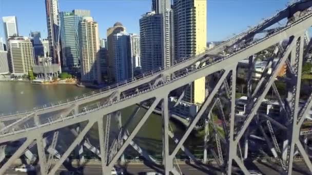 Letecký Snímek Nástavby Story Bridge Pohybující Dolů Aby Odhalil Dopravu — Stock video