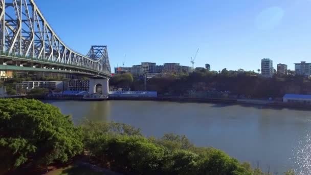 布里斯班故事桥的上升镜头 俯瞰布里斯班河对岸的北方 — 图库视频影像