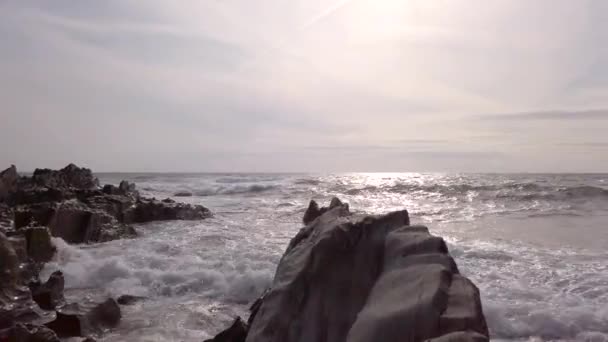 夏の夜に岩の入り江に打ち寄せる波の右側のパンに左 — ストック動画