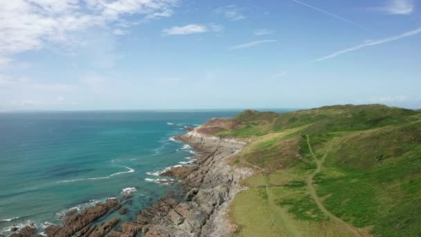 Steigende Luftaufnahme Eines Küstenvorsprungs North Devon Einem Sommertag — Stockvideo