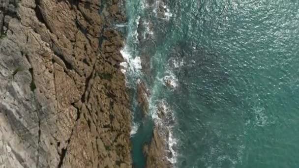 Aerial Flyover Waves Lapping Sedimentary Cliff Summers Day — Stock Video