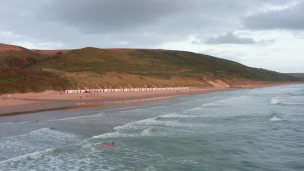 Yaz Boyunca Sunset Sandy Beach Sörfçülerinin Hava Aracı — Stok video