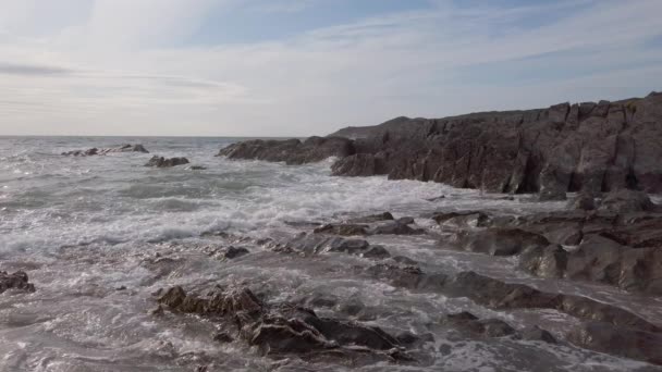 Olas Que Estrellan Contra Una Cala Rocosa Una Noche Verano — Vídeos de Stock