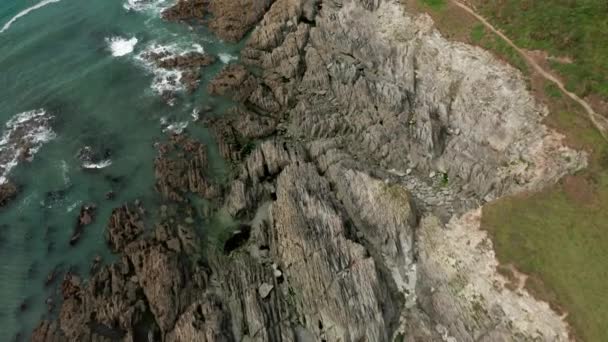 Tiro Aéreo Inclinando Para Revelar Uma Cabeceira Costeira North Devon — Vídeo de Stock