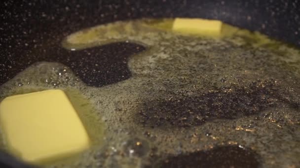 Butter Smälter Till Stekpanna Som Skapar Bubblor Fett Hälsa Koncept — Stockvideo