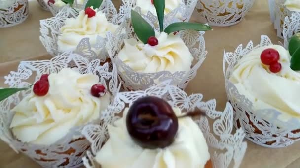 Bröllop Cupcakes Många Närbild Välsmakande Mellanmål — Stockvideo