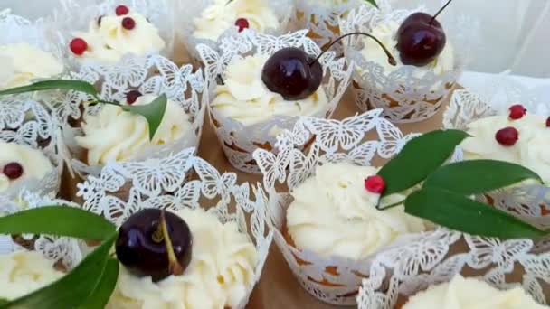 Leckere Cupcakes Mit Kirschen Einer Hochzeit Zeitlupe Aus Nächster Nähe — Stockvideo