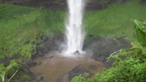 Disparo Una Poderosa Cascada Golpeando Suelo Exuberante Valle Verde Tropical — Vídeos de Stock