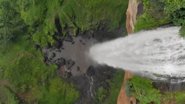 Liikkuva Eteenpäin Antenni Lintujen Silmä Näkymä Laukaus Vesiputous Ugandan Maaseudulla — kuvapankkivideo