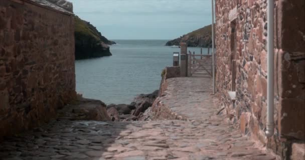 Uitzicht Door Cornish Geplaveide Steegje Bij Port Quin Cornwall Kantelschot — Stockvideo