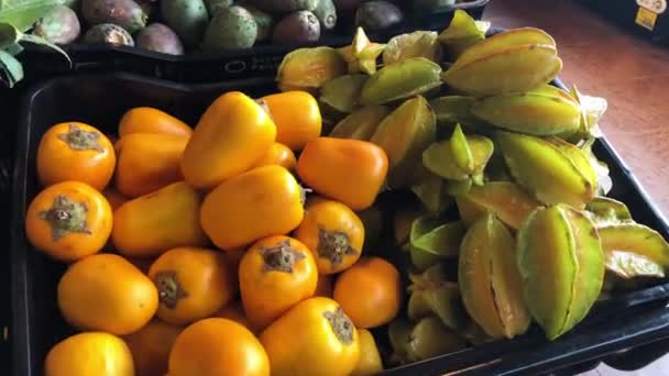 Carambola Fruits Coco Exposés Dans Une Boîte Dans Supermarché Prêt — Video