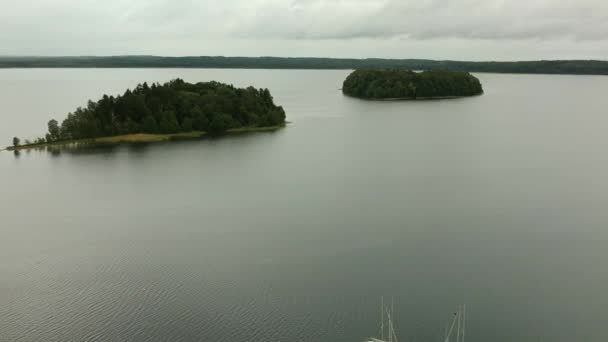 Litvanya Daki Plateliai Gölü Nün Içindeki Küçük Adalardan Geriye Doğru — Stok video