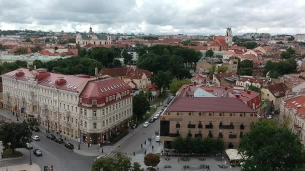 Luftaufnahme Die Sich Seitlich Über Vilnas Straßen Bewegt Litauen — Stockvideo