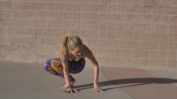 Blond Kvinna Gör Åtta Vinklar Pose Astavakrasana Cement — Stockvideo