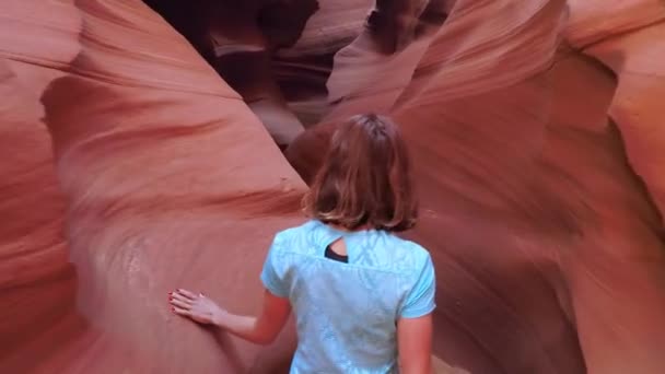 亚利桑那州安泰洛普峡谷的年轻女人在安泰洛普峡谷的游客冒险和远足的概念 — 图库视频影像