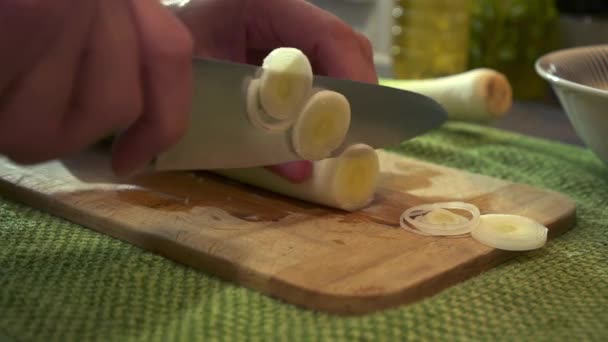Extreme Close Male Chef Připravuje Čerstvý Pórek Seká Ostrým Nožem — Stock video