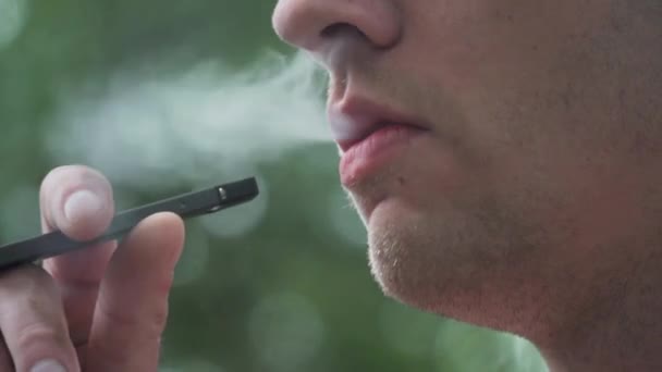 Close Male Model Kouření Vaporizer Venku 60Fps — Stock video