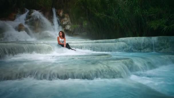 Gráfico Uma Jovem Mulher Sentada Fontes Termais Saturnia Itália Água — Vídeo de Stock